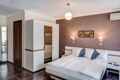 f_Kingsizebed_wardrobe_f_1