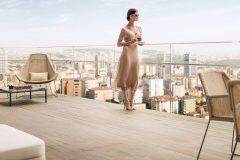 IST_1109063_Woman-at-the-Signature-Terrace-Suite