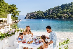 open-air-breakfast-with-family