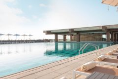 beach-and-pool-area-reinadelmar-2019-1800x900