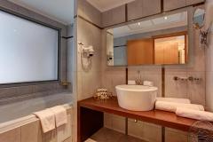 Junior_Suite_bath_2580